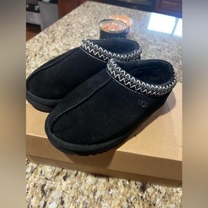Black Tasman Ugg slippers